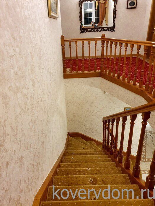 Композиция из полушерстяной ковровой дорожки с укладкой на лестницу и второй этаж